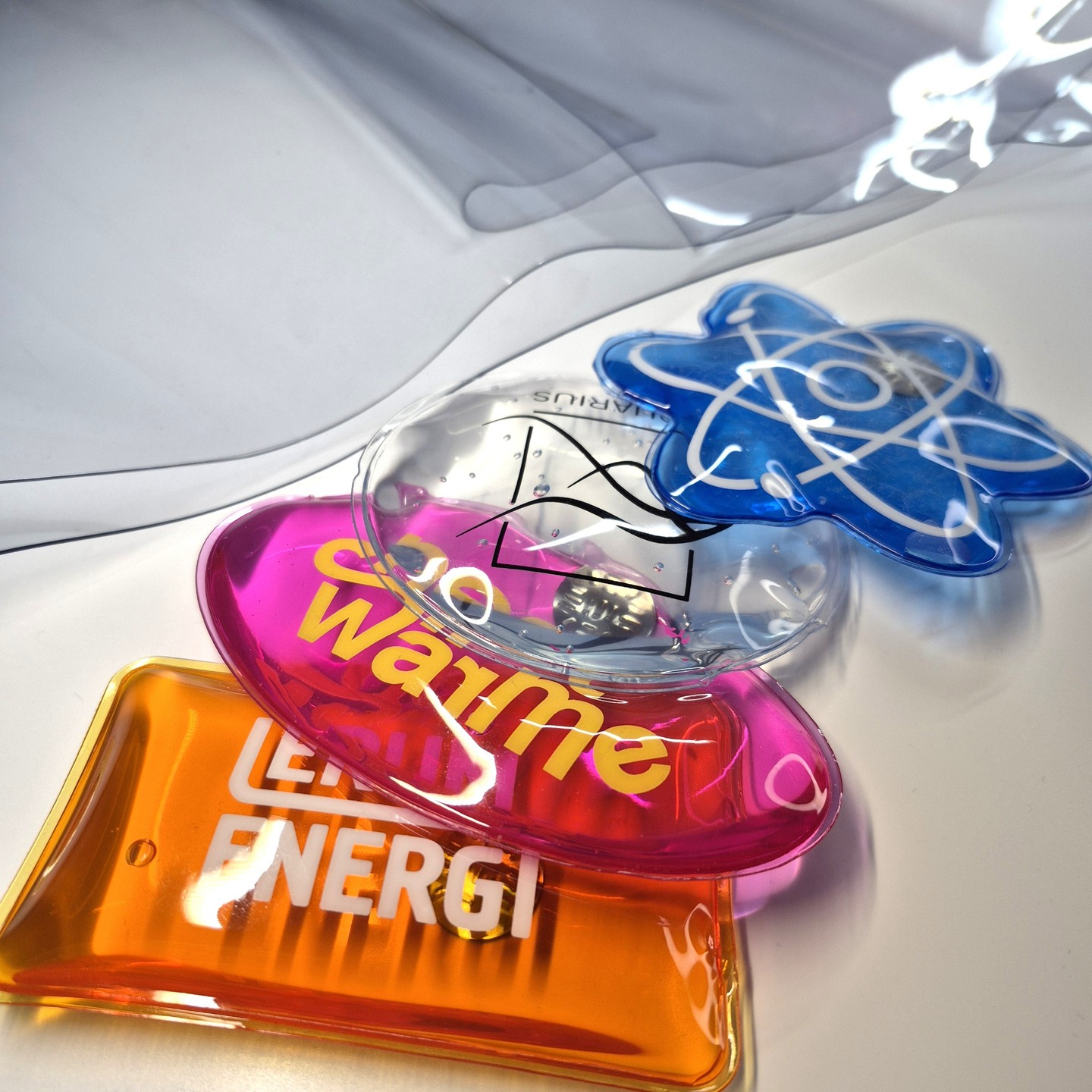 ✨ Folia, która ma realne zastosowanie

Takie projekty lubimy najbardziej.
Kompresy żelowe i ogrzewacze wykonane z folii Super Clear to świetny przykład na to, jak odpowiedni materiał może zmienić się w funkcjonalny, dopracowany produkt końcowy.

To realizacje naszego klienta, który z naszej folii tworzy  praktyczne, trwałe i estetyczne rozwiązania.
Dziękujemy @ogrzewaczereklamowe.com za zaufanie i możliwość pokazania efektów tej współpracy 🤝

Materiał to dopiero początek. Reszta to know-how i pomysł.

#Folia #SuperClear #Panta